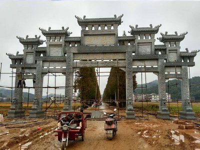 五門(mén)石雕牌坊現(xiàn)場(chǎng)安裝圖